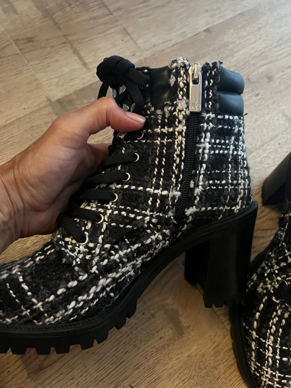 JLO Jennifer Lopez Black White Tweed Lace-Up Chunky Heel Boots Size 8M